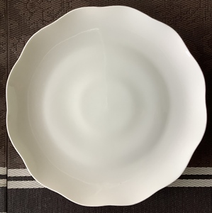 Services <span class=keywords><strong>de</strong></span> <span class=keywords><strong>table</strong></span> complets comprenant un ensemble <span class=keywords><strong>de</strong></span> bols en porcelaine fine, <span class=keywords><strong>de</strong></span> grandes tasses en porcelaine fine, un ensemble <span class=keywords><strong>de</strong></span> tasses à thé en porcelaine fine, et <span class=keywords><strong>de</strong></span> la vaisselle. - Product Image 1