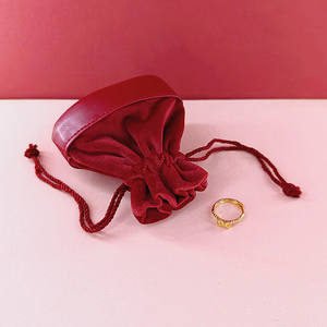 Bolsa de terciopelo rojo de lujo con logotipo personalizado para regalo de boda, con cordón y base redonda para collar - Product Image 3