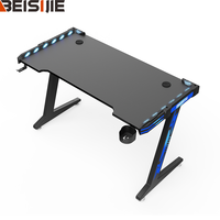 Bureau de jeu Wquantum moderne avec LED RGB, hauteur réglable, structure en métal en forme de Z, surface en mélamine, crochet pour casque, porte-gobelet, utilisation au bureau, rouge