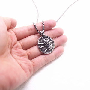 Yunnique Collier unisexe en acier titane avec pendentif épée, design rétro soldat en relief, bijou cadeau - Product Image 4