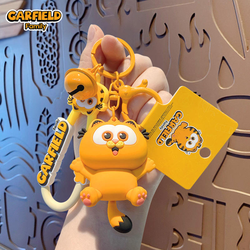 Garfield 3 raises his hand