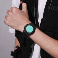 Montre-Bracelet Homme Sport Personnalisée Étanche en Polycarbonate Carrée Lumineuse, Quartz Analogique avec Bracelet en Silicone Bleu, Montre Tendance en Plastique