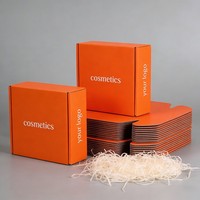 Boîtes d'expédition en carton ondulé argentées personnalisées, petite taille, faible MOQ, avec rembourrage doux pour l'emballage de vêtements et de produits de soin.