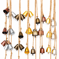 Clochettes de sorcière en fer plaqué sur mesure OEM de 26 mm avec corde en jute, clochettes suspendues style antique pour décoration de Noël, de porte, de mur, de maison et de jardin