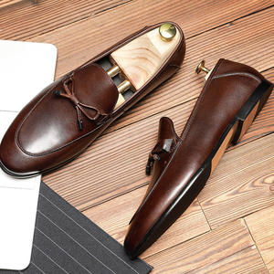 La fábrica suministra zapatos casuales y de negocios cómodos para hombre, hechos a mano con cuero vacuno, y zapatos de vestir y Oxfords de cuero personalizados. - Product Image 2