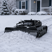 Tondeuse à gazon multifonctionnelle télécommandée sur chenilles avec lame de déneigement en option pour le dégagement des routes hivernales et des entrées de fermes