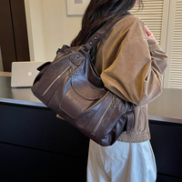 Sac fourre-tout en cuir PU tendance 2026 pour femme, grande capacité, avec rivets, décontracté, pour le quotidien, à porter à l'épaule ou en bandoulière, vente en gros