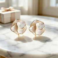 Boucles d'oreilles tendance 2026 hypoallergéniques en or 18 carats, motif fleur de camélia, invisibles, sans douleur, anti-moustiques, à clipser, non percées, pour usage quotidien, cadeau