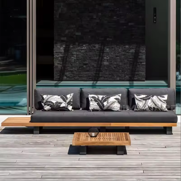 Canapé trois places avec table basse