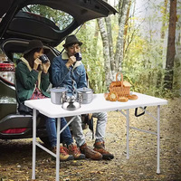 Table de camping pliable en plastique blanc 6FT, table d'extérieur durable avec design empilable, légère et facile à transporter, coussin imperméable