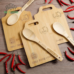 Juego de cocina de bambú de 3 piezas con tabla de cortar grabada con láser y cuchara para cocinar - Product Image 1
