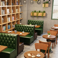 Banquette de restaurant rétro Chesterfield capitonnée en cuir vert, ensemble table et banquette dos à dos
