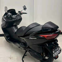Scooter Maxi Honda Forza 250 d'occasion, excellent état. Moteur refroidi par liquide de 250 cm³, transmission automatique, entièrement fonctionnel.