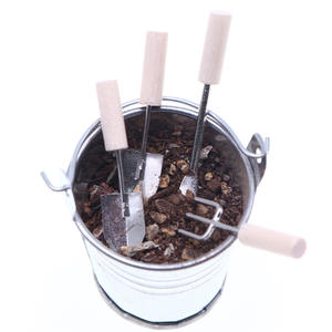 Xicheng Dollhouse Mini manche en bois outils de jardin, petits accessoires de scène de cour en tissu, fleurs, sol et ferme - Product Image 4