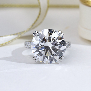 Anillo de compromiso Messi Jewelry MSR-2173 de oro de 18 quilates con tres diamantes de corte redondo, diamantes cultivados en laboratorio, para mujer. - Product Image 1