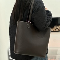 Bolso de Hombro Tipo Cubo de Cuero de Grano Superior TC, Versión Coreana 2026, Doble Cara, Abierto, con Correa Única para Axila, Poliéster