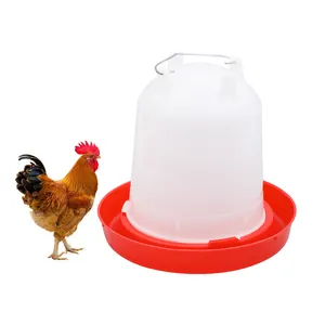 Un alimentador de pollos y bebedero para pollitos de bebé
