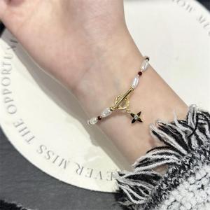 Pulsera de Caramelo Rojo Barroco de Alta Gama con Cierre OT, Perla Alienígena de Agua Dulce Natural, Diseño Único y Exclusivo - Product Image 3
