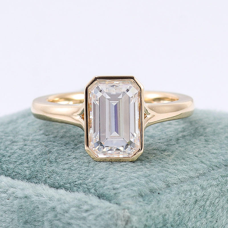 Anillo de oro amarillo de 18 quilates con diamante moissanita