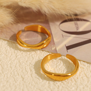 แหวนเปิดรูปตัว C ทรงเรขาคณิตแบบมินิมอลสีทอง ของขวัญเครื่องประดับแฟชั่นสำหรับทุกเพศ - Product Image 3
