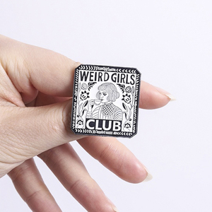 Broches en émail 'Weird Girls Club' rétro, motif fille noire et blanche buvant du thé avec bordure florale, badges de revers, vente en gros - Product Image 4