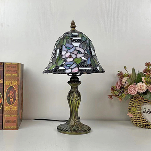 Pequeña lámpara <span class=keywords><strong>Tiffany</strong></span> Vidrieras Lámparas de mesa de estilo único Luces de escritorio de acento de lujo alto