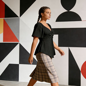 Blusa Personalizada con Ojales, Botones, Cuello en V Profundo, Mangas Cortas con Volantes, Dobladillo Peplum, Transpirable, Tejida a Crochet, Moderna - Product Image 6