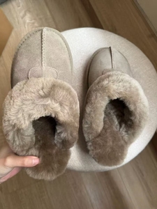 Vente en gros de pantoufles en fourrure imperméables personnalisées pour l'hiver, pour hommes et femmes, bottes de neige chaudes à la cheville avec empeignes en caoutchouc - Product Image 2