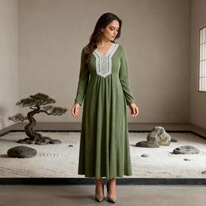 Robe Abaya longue élégante en polyester de qualité supérieure pour femmes musulmanes avec design personnalisé, tissu de haute qualité et mode modeste - Product Image 3