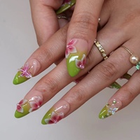 Ongles à presser en acrylique dégradé vert lime, décorations 3D de fleurs roses simulées, papillons scintillants, perles et strass verts, forme amande