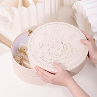 Vente en gros personnalisée boîte d'emballage de cadeau de luxe unique au design moderne pour bonbons chocolat pour mariage avec poignées en PU
