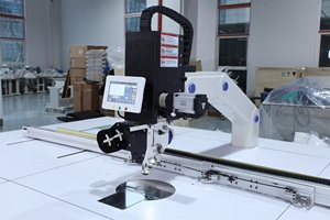 Machine à coudre industrielle à plat programmable HUAMEI avec rotation à 360 degrés et moteur de levage pour sellerie automobile - Product Image 4