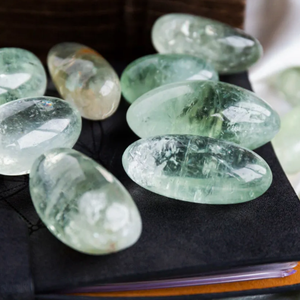 Pierre de poche en quartz prasiolite de haute qualité, pierre naturelle roulée pour la guérison, vente chaude de l'usine Yinglai, idéale pour un cadeau - Product Image 3