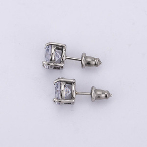 ต่างหูแฟชั่นสไตล์เกาหลี ไทเทเนียมสตีล ประดับเพชรซิคอนทรงกลมเจียระไนแบบเหลี่ยมคมกริบ  แบบหนีบ  สำหรับทุกเพศ  เหมาะเป็นของขวัญ - Product Image 4