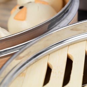 Vaporera de madera con anillo de acero inoxidable y cesta de bambú para cocinar dumplings, bao buns, dim sum, rice potstickers y comida asiática al vapor. - Product Image 5