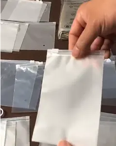 Sac d'emballage à fermeture éclair noir givré EVA Sac d'habillement en plastique semi-transparent avec fermeture à glissière de formulation