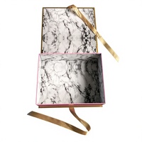 Boîte cadeau magnétique rigide rose de qualité supérieure avec logo personnalisé, bordure dorée et impression marbrée