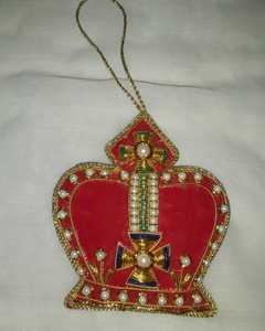 Adorno de corona de terciopelo rojo hecho a mano con bordado dorado zardozi, corona real bordada, decoración navideña - Product Image 2