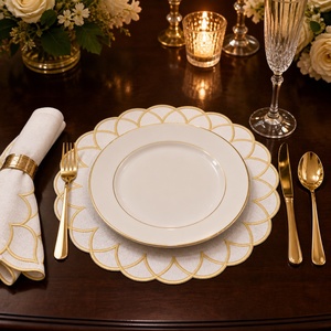 Napperons ronds blancs élégants avec bord festonné brodé or, en coton, pour la décoration de table, serviettes faites à la main, lavables en machine - Product Image 6