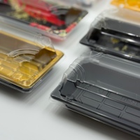 Plateau à sushi avec couvercle transparent, boîte en plastique PET de qualité alimentaire épaissie pour les commerces de proximité, les comptoirs de vente à emporter, les commandes en gros