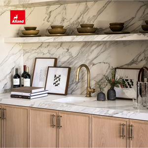 Armoire de cuisine élégante et compacte avec détails cannelés, porte en chêne blanc et bar à café en marbre Calacatta pour nouvelle construction - Product Image 5