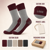Chaussettes de randonnée personnalisées avec bord côtelé et construction ergonomique du pied