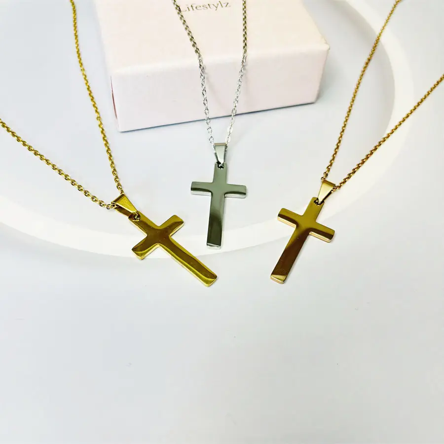 Colliers de luxe pour femmes en acier inoxydable étanche plaqué or 18 carats avec pendentif croix breloques