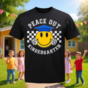 Camiseta Peace Out Kindergarten Smile Face del último día de clases - Product Image 3