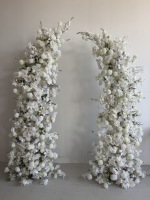 Arche de fleurs de mariage, fond décoratif, roses artificielles blanches, piliers floraux, centre de table en cascade pour la cérémonie, décoration de photomaton