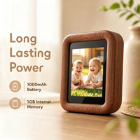 Nuevo Marco de Fotos Digital de 2.8 Pulgadas 2026 con Reloj Despertador, 1GB de Memoria, Reproductor de Fotos, Vídeos y Música para Decoración del Hogar, Color Nogal