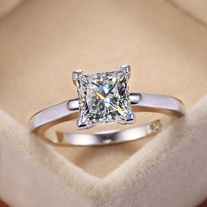 Anello da Donna Semplice con Zirconia Cubica, Gioiello Versatile alla Moda - Product Image 3