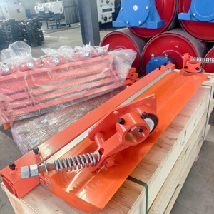 Duurzaam ontwerp fabrieksmodel polyurethaan of legering materiaal meskop met slijtvastheid en corrosiebestendigheid transportbandreiniger - Product Image 1