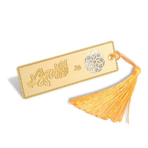 ที่คั่นหนังสือโลหะรูปทรงสี่เหลี่ยมผืนผ้าสีทองแบบโปร่ง พร้อมโลโก้สั่งทำพิเศษและพู่ห้อย - Product Image 6