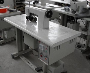 Prix usine 100mm <span class=keywords><strong>machine</strong></span> de Gaufrage couverture <span class=keywords><strong>machine</strong></span> à <span class=keywords><strong>coudre</strong></span> de dentelle ultrasonique à <span class=keywords><strong>vendre</strong></span> - Product Image 3
